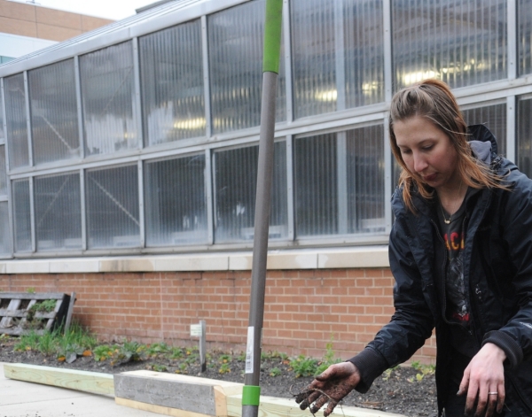photo of two student greenhouse volunteers