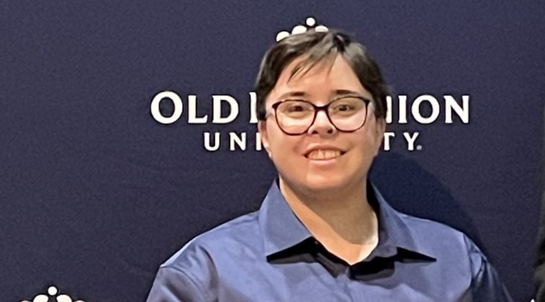 Jasper Davis with College of Sciences Student Scholar award.