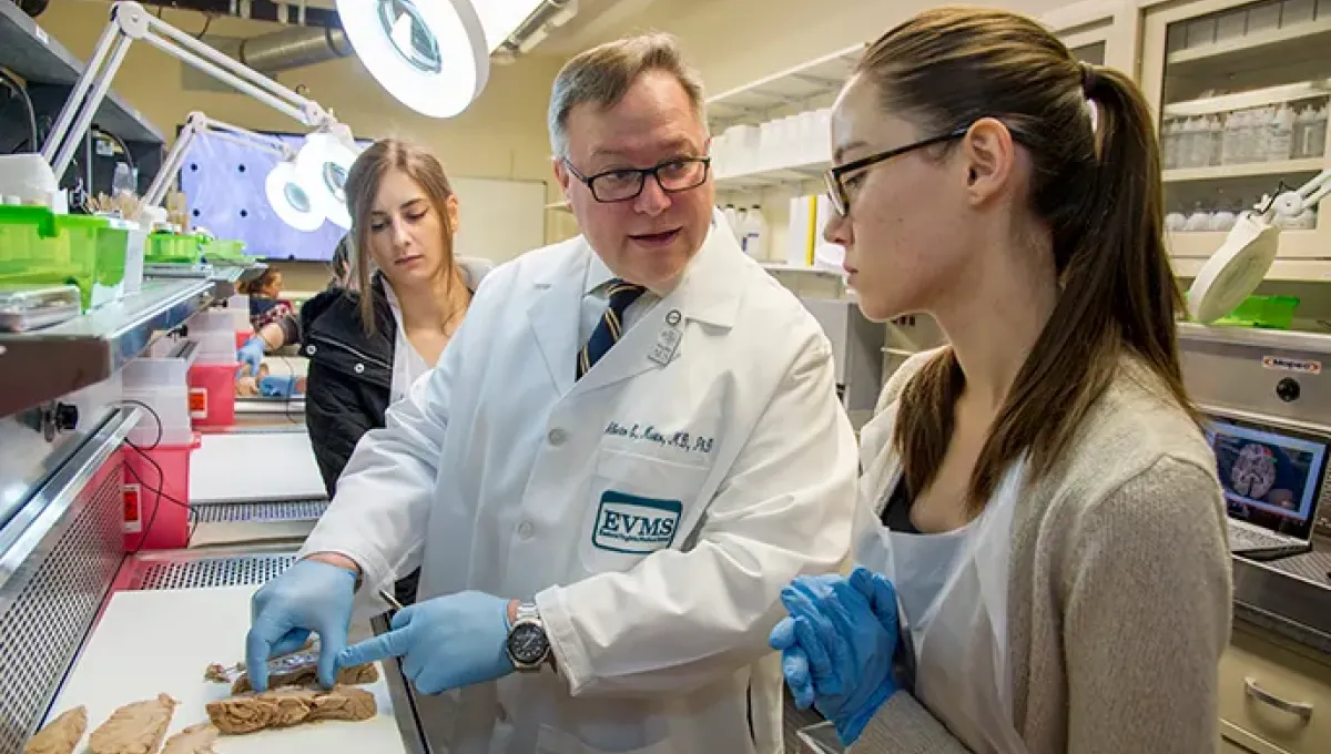 Dr. Alberto Musto talks with students in the lab.