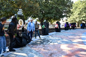 people unveil monuments